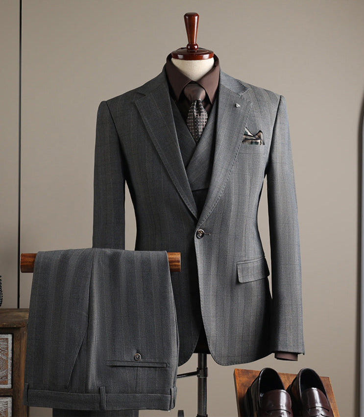 One button checked pattern regular style, including a random brooch and gift box packaging