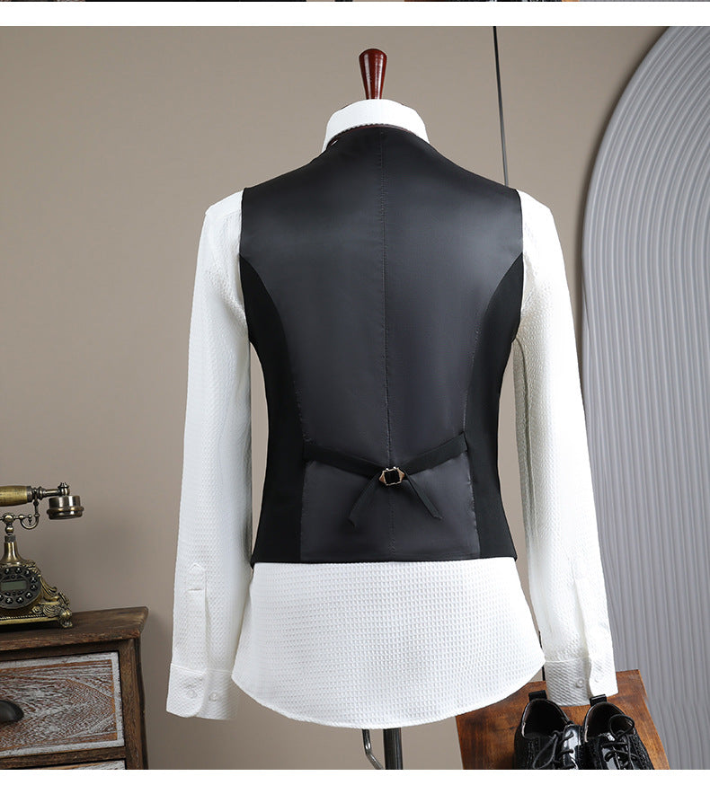 Classic double-breasted suit with notched collar. Comes with a random brooch and a beautiful gift box.