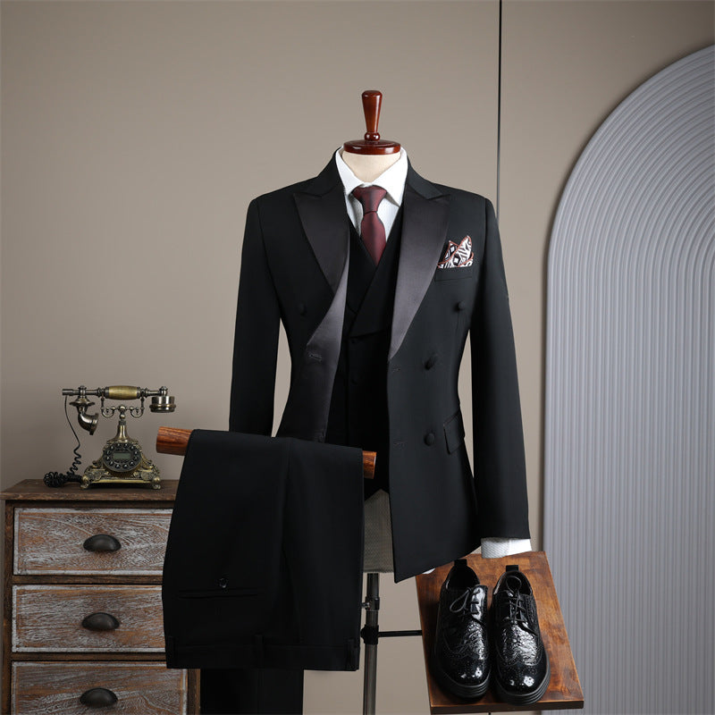 Classic double-breasted suit with notched collar. Comes with a random brooch and a beautiful gift box.