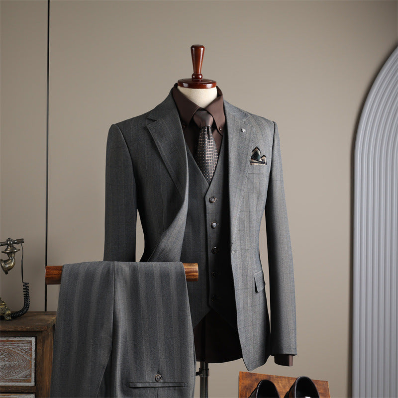 One button checked pattern regular style, including a random brooch and gift box packaging